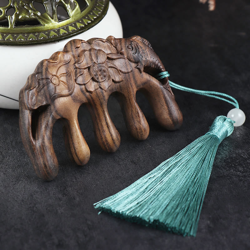 Peigne à pompon en bois de santal vert avec symboles de lotus et de carpes koï