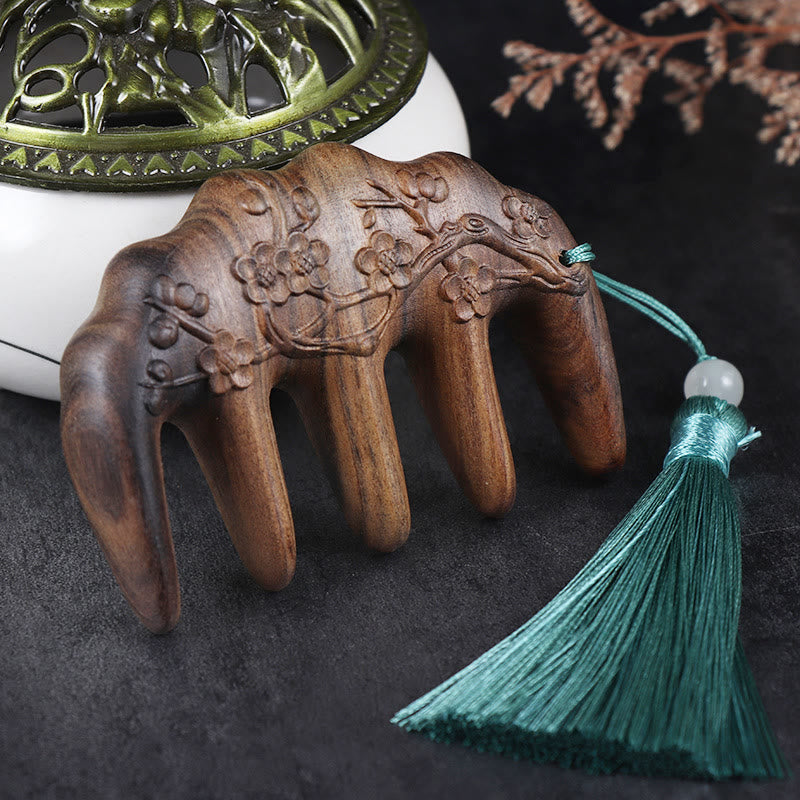 Peigne à pompon en bois de santal vert avec symboles de lotus et de carpes koï