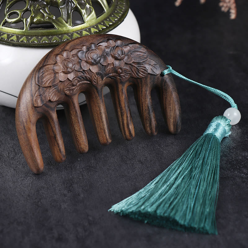 Peigne à pompon en bois de santal vert avec symboles de lotus et de carpes koï