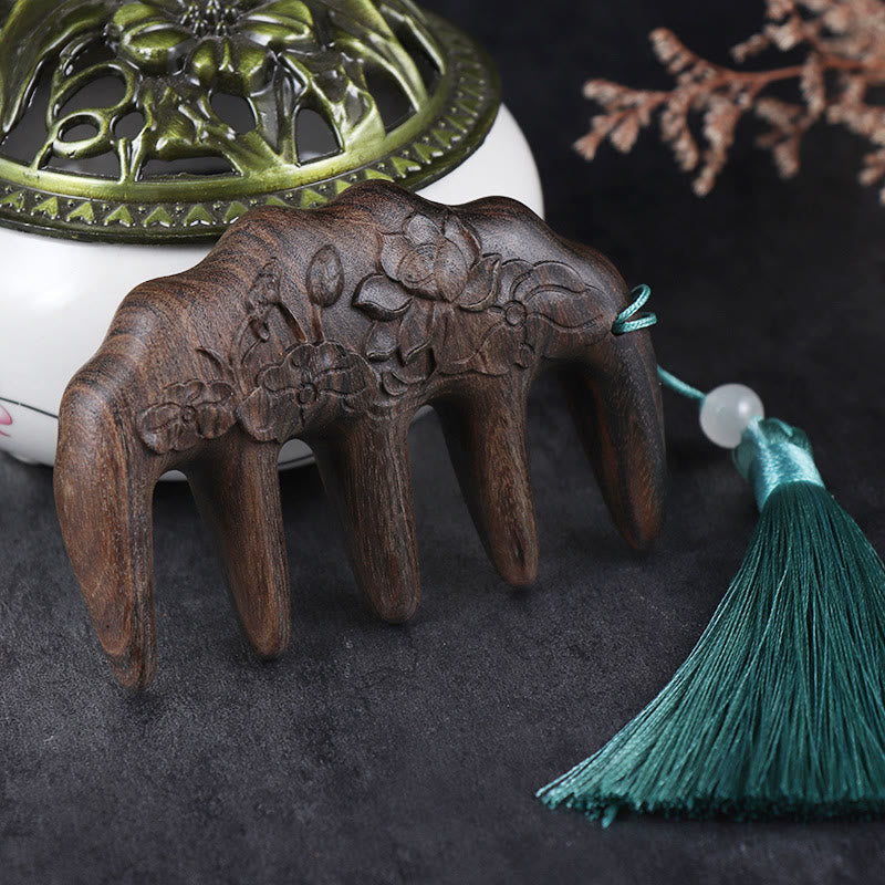 Peigne à pompon en bois de santal vert avec symboles de lotus et de carpes koï