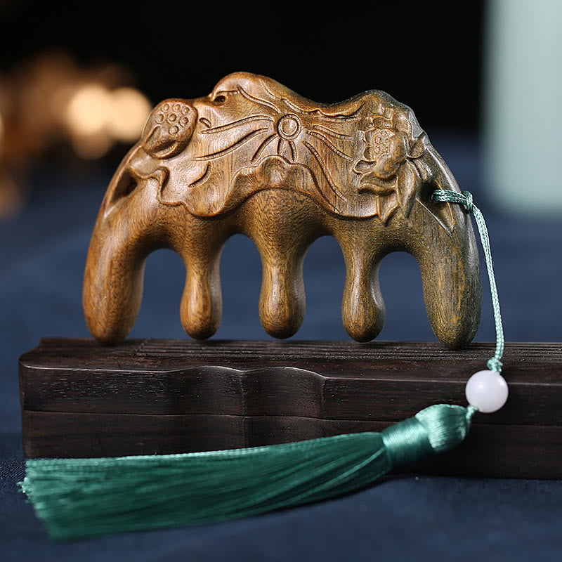 Peigne à pompon en bois de santal vert avec symboles de lotus et de carpes koï