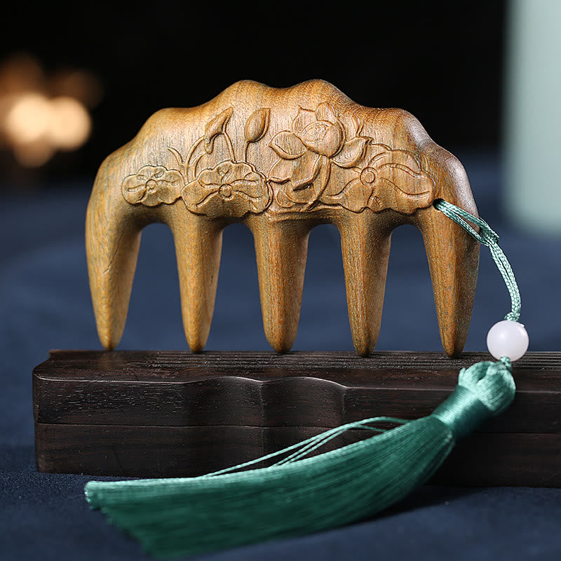 Peigne à pompon en bois de santal vert avec symboles de lotus et de carpes koï