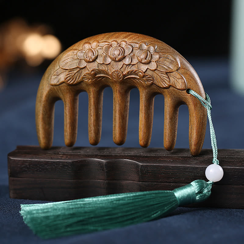 Peigne à pompon en bois de santal vert avec symboles de lotus et de carpes koï