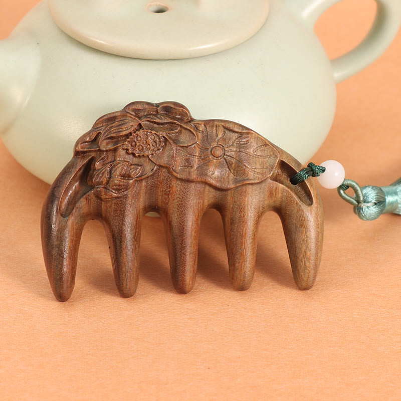 Peigne à pompon en bois de santal vert avec symboles de lotus et de carpes koï