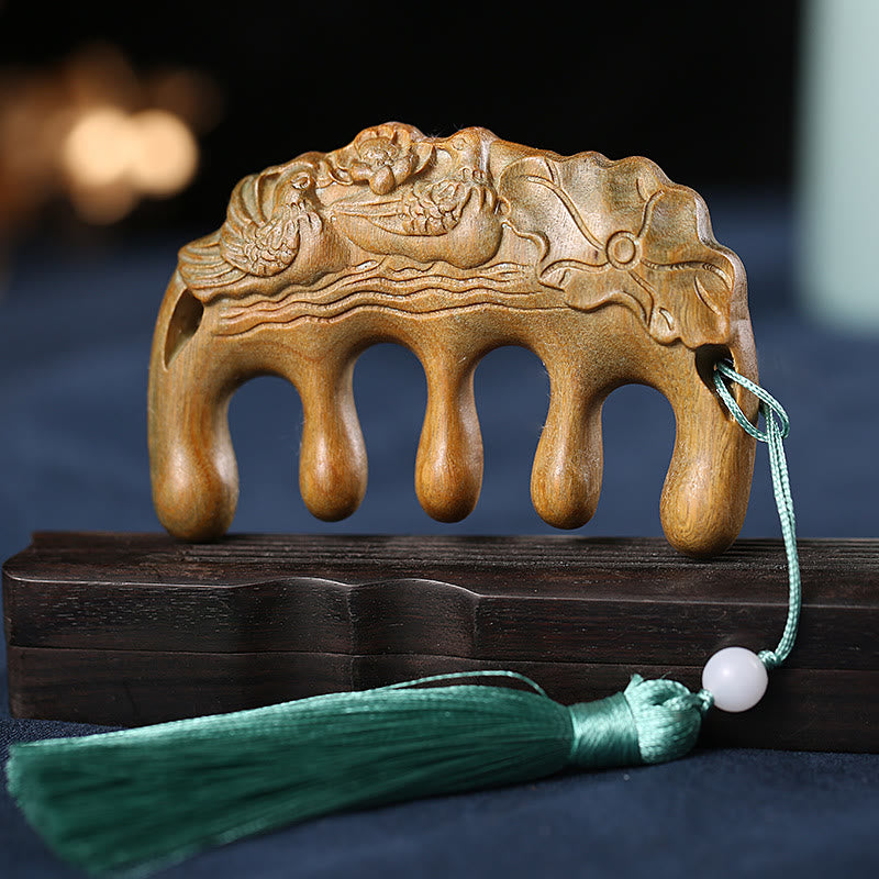Peigne à pompon en bois de santal vert avec symboles de lotus et de carpes koï