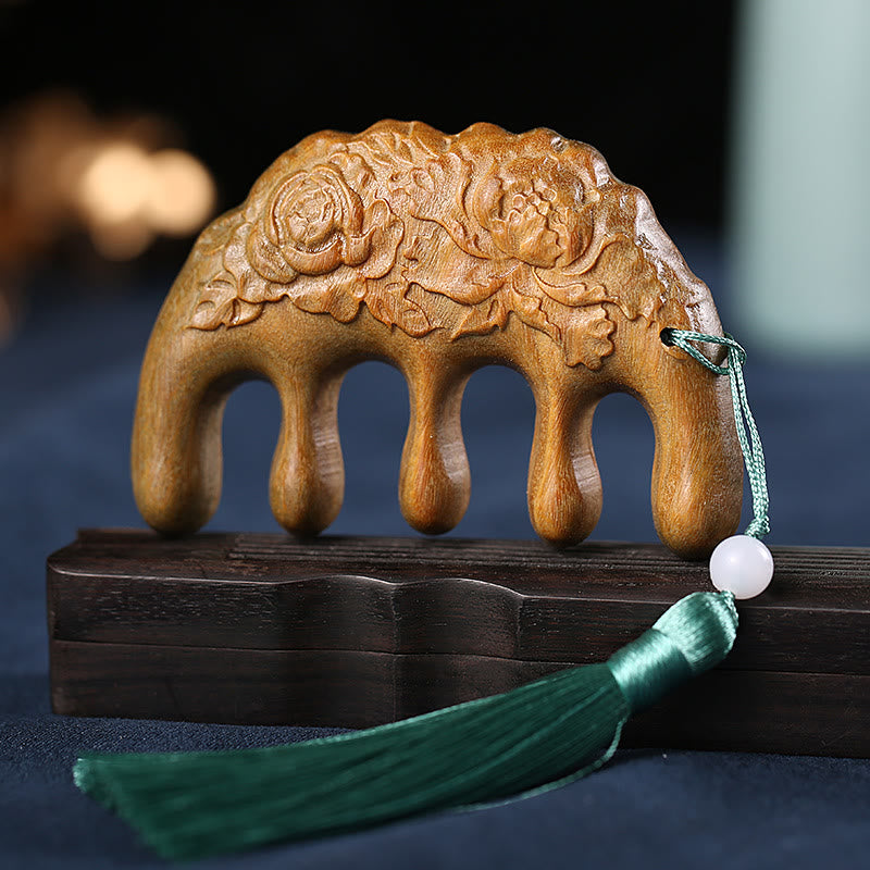 Peigne à pompon en bois de santal vert avec symboles de lotus et de carpes koï