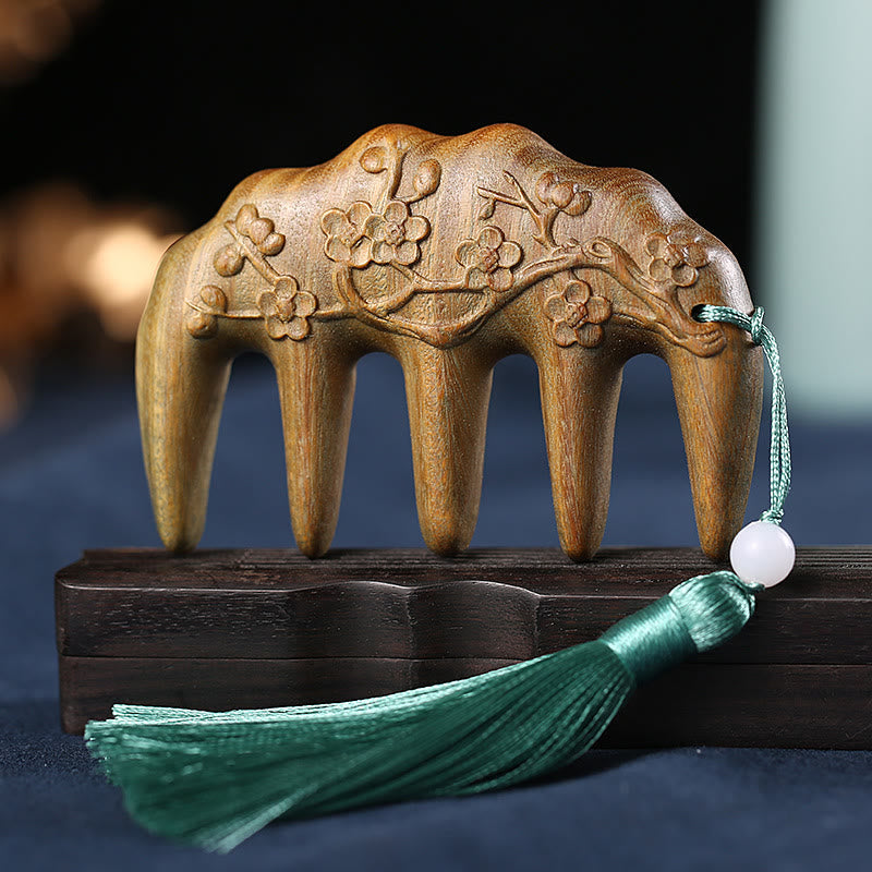 Peigne à pompon en bois de santal vert avec symboles de lotus et de carpes koï
