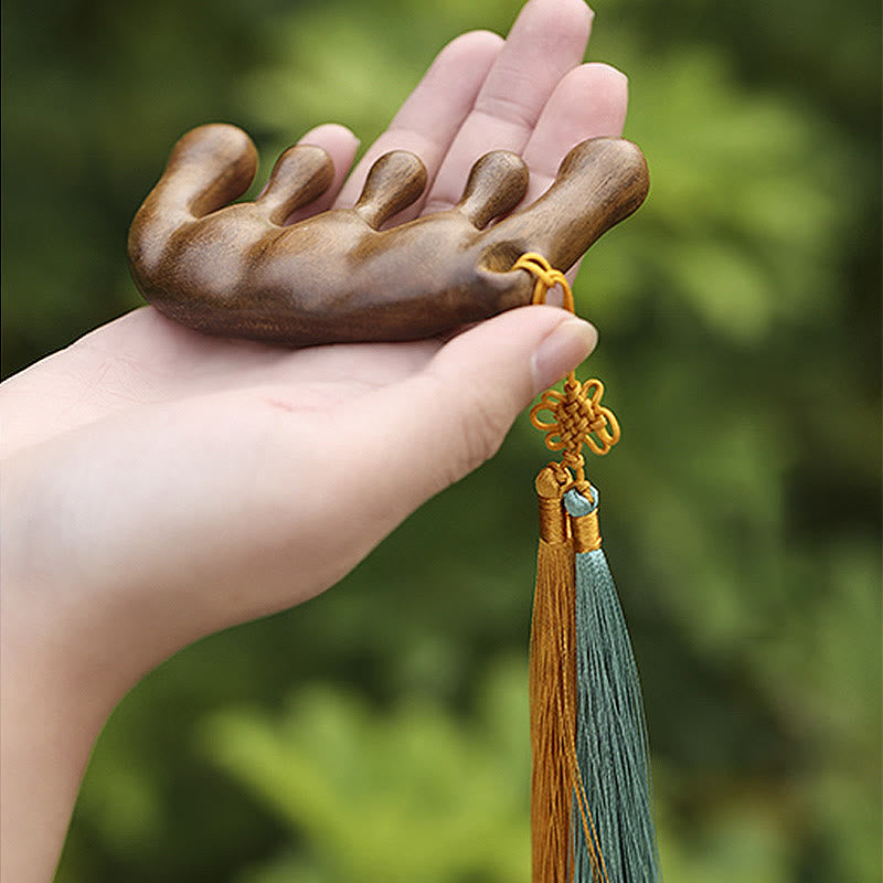 Peigne de massage à pompon en bois de santal vert pour une relaxation apaisante