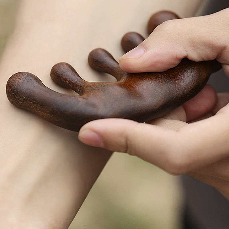 Peigne de massage à pompon en bois de santal vert pour une relaxation apaisante