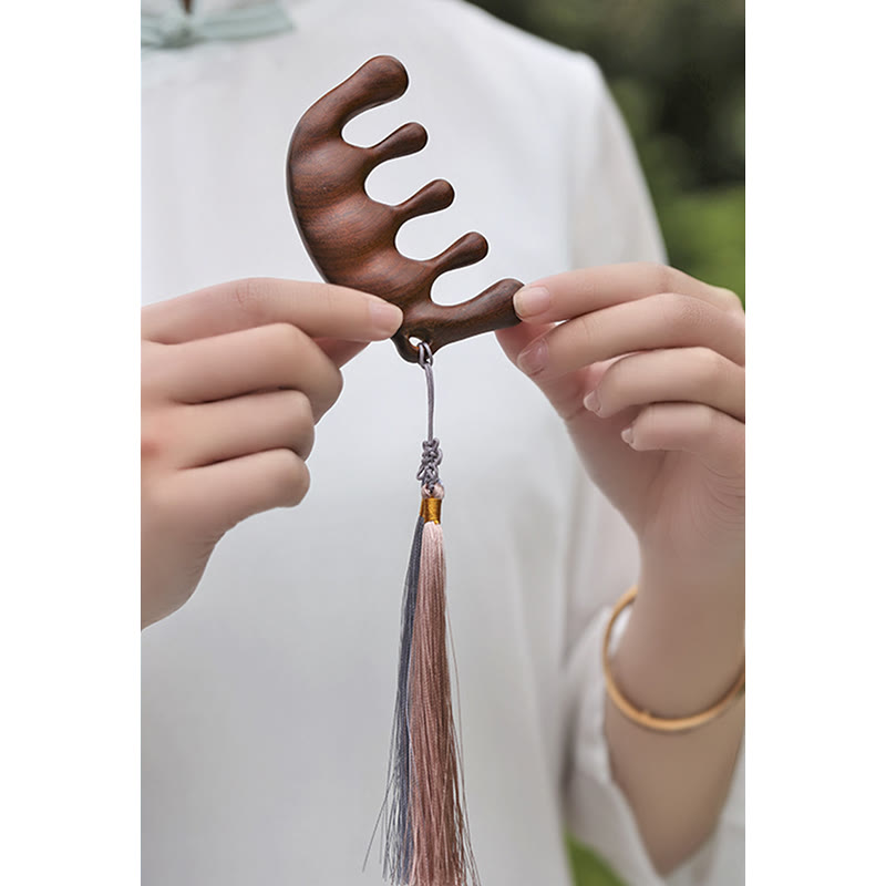 Peigne de massage à pompon en bois de santal vert pour une relaxation apaisante
