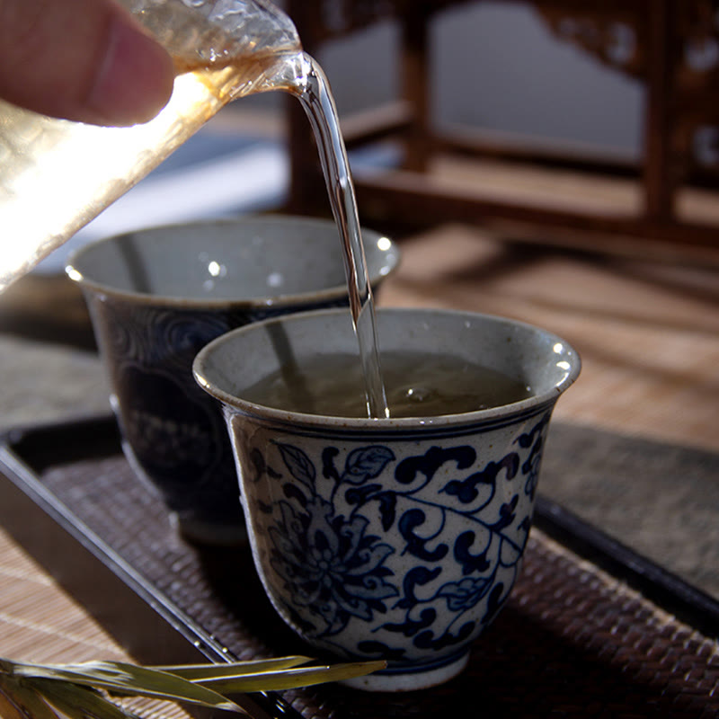 Tasse à thé en céramique de lotus en porcelaine bleue et blanche peinte à la main 100 ml