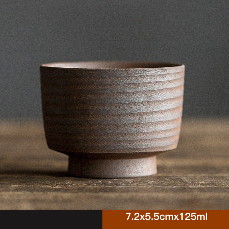 Tasse à thé zen en céramique marron rétro fabriquée à la main pour des rituels de thé conscients