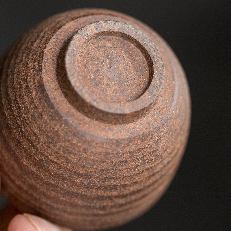 Tasse à thé zen en céramique marron rétro fabriquée à la main pour des rituels de thé conscients