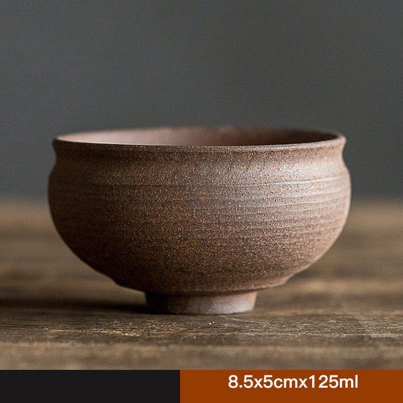 Tasse à thé zen en céramique marron rétro fabriquée à la main pour des rituels de thé conscients