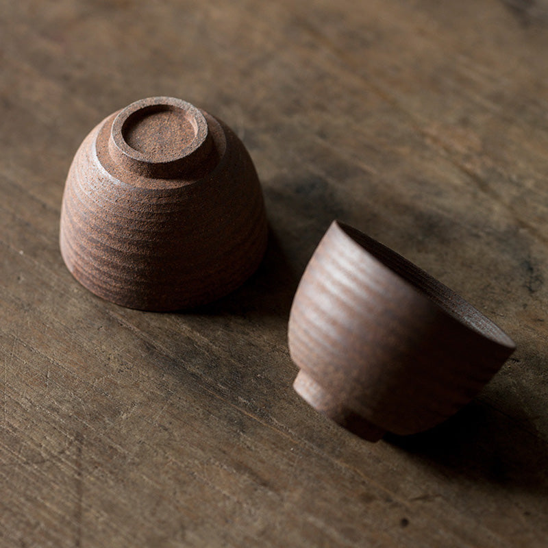 Tasse à thé zen en céramique marron rétro fabriquée à la main pour des rituels de thé conscients