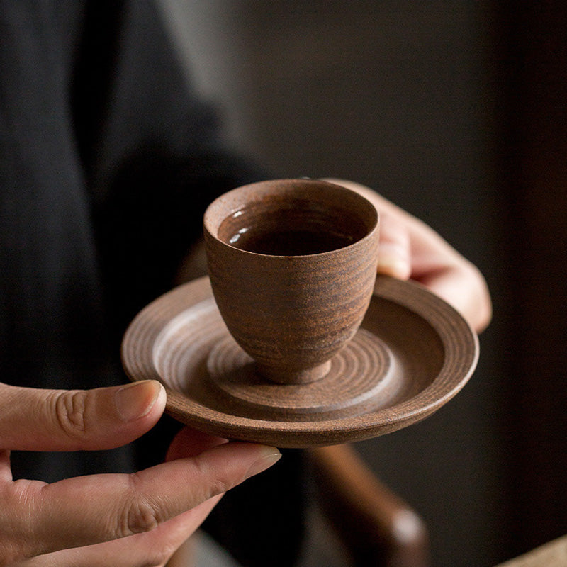 Tasse à thé zen en céramique marron rétro fabriquée à la main pour des rituels de thé conscients
