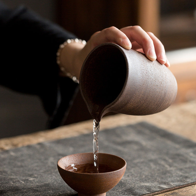 Tasse à thé zen en céramique marron rétro fabriquée à la main pour des rituels de thé conscients