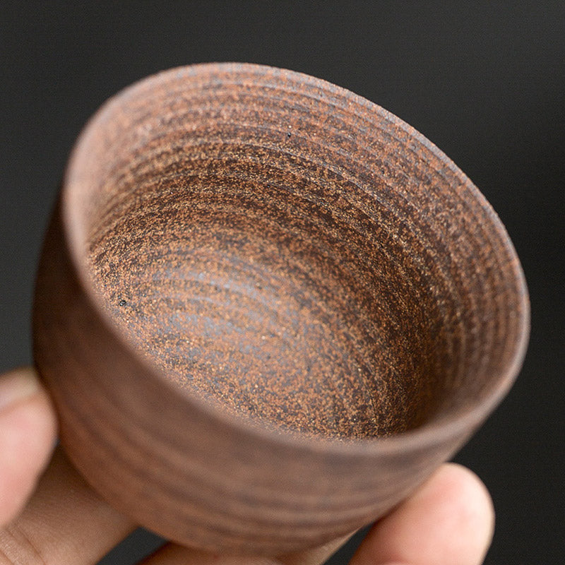 Tasse à thé zen en céramique marron rétro fabriquée à la main pour des rituels de thé conscients