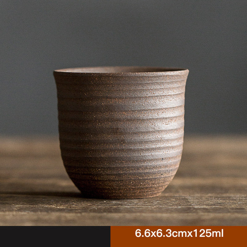 Tasse à thé zen en céramique marron rétro fabriquée à la main pour des rituels de thé conscients