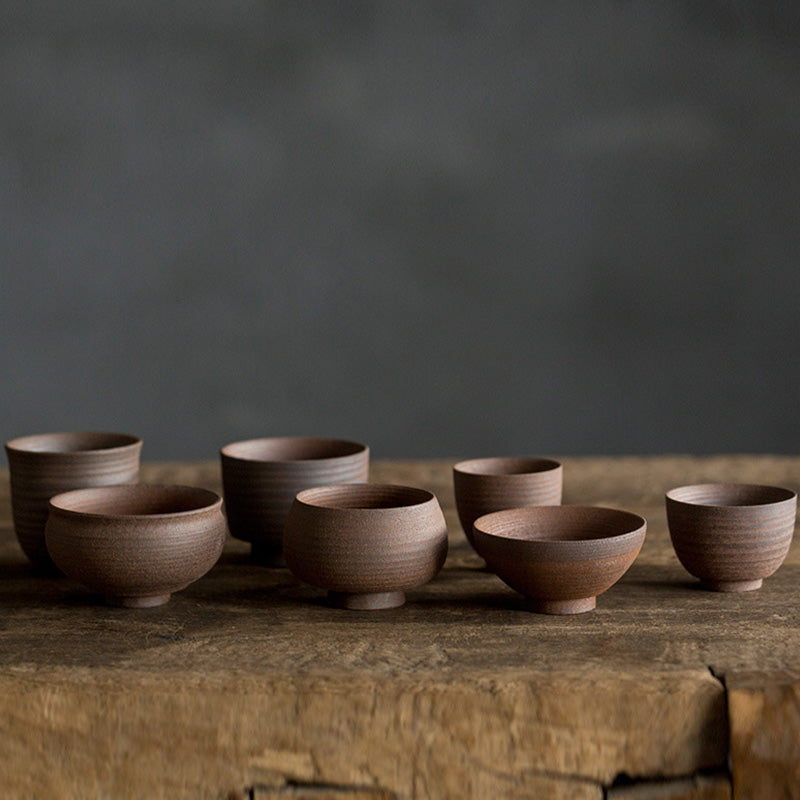 Tasse à thé zen en céramique marron rétro fabriquée à la main pour des rituels de thé conscients