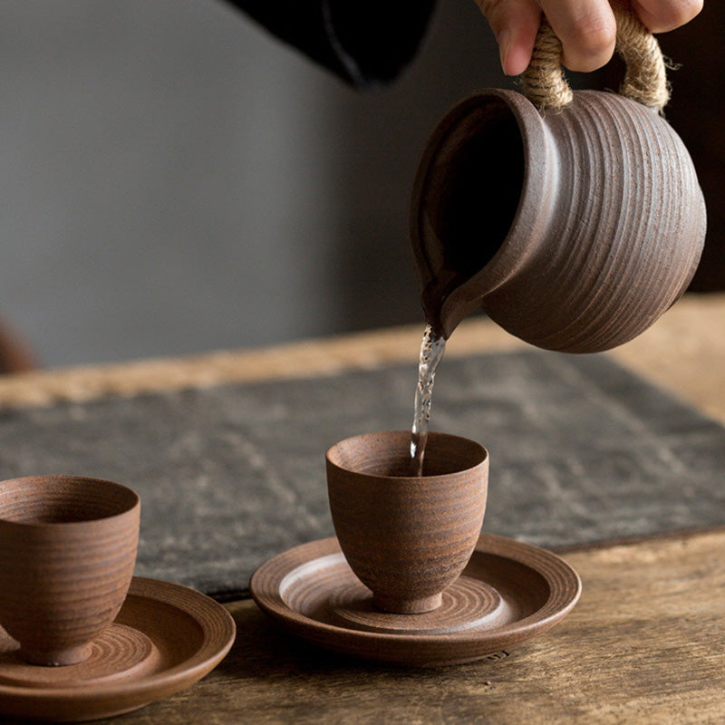 Tasse à thé zen en céramique marron rétro fabriquée à la main pour des rituels de thé conscients
