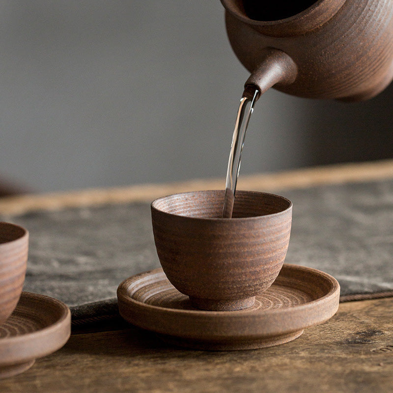 Tasse à thé zen en céramique marron rétro fabriquée à la main pour des rituels de thé conscients