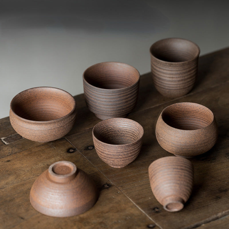 Tasse à thé zen en céramique marron rétro fabriquée à la main pour des rituels de thé conscients