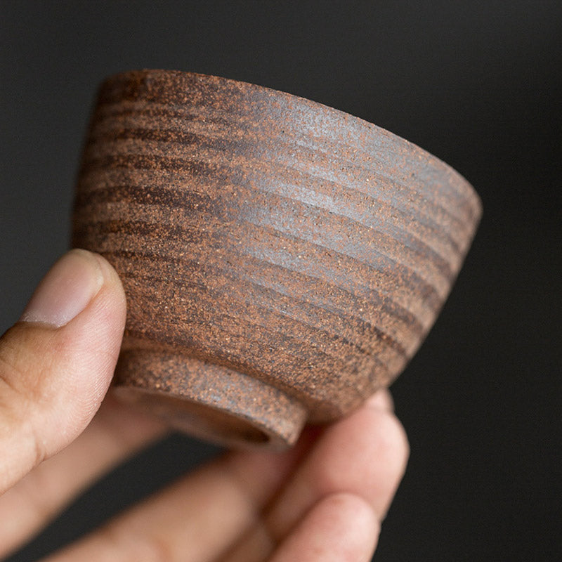 Tasse à thé zen en céramique marron rétro fabriquée à la main pour des rituels de thé conscients