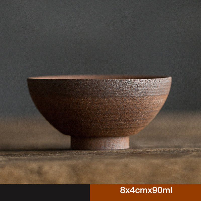 Tasse à thé zen en céramique marron rétro fabriquée à la main pour des rituels de thé conscients