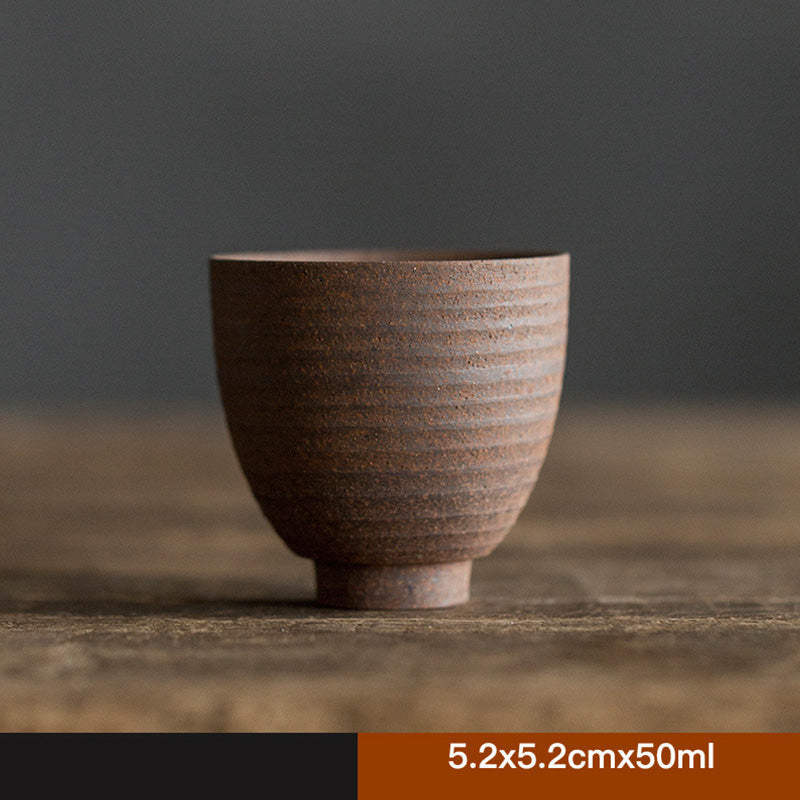 Tasse à thé zen en céramique marron rétro fabriquée à la main pour des rituels de thé conscients