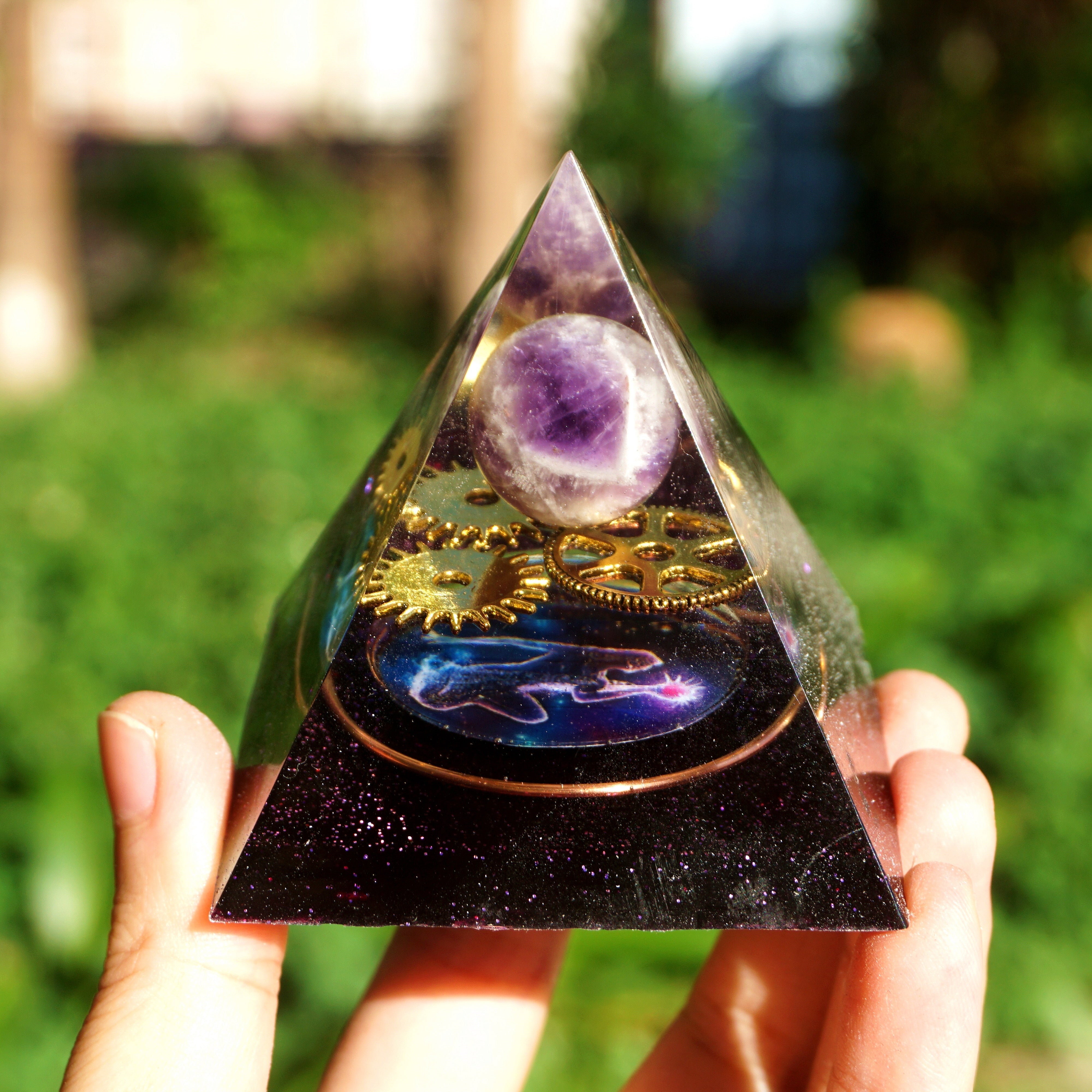 Pyramide d'orgone en cristal d'améthyste faite à la main