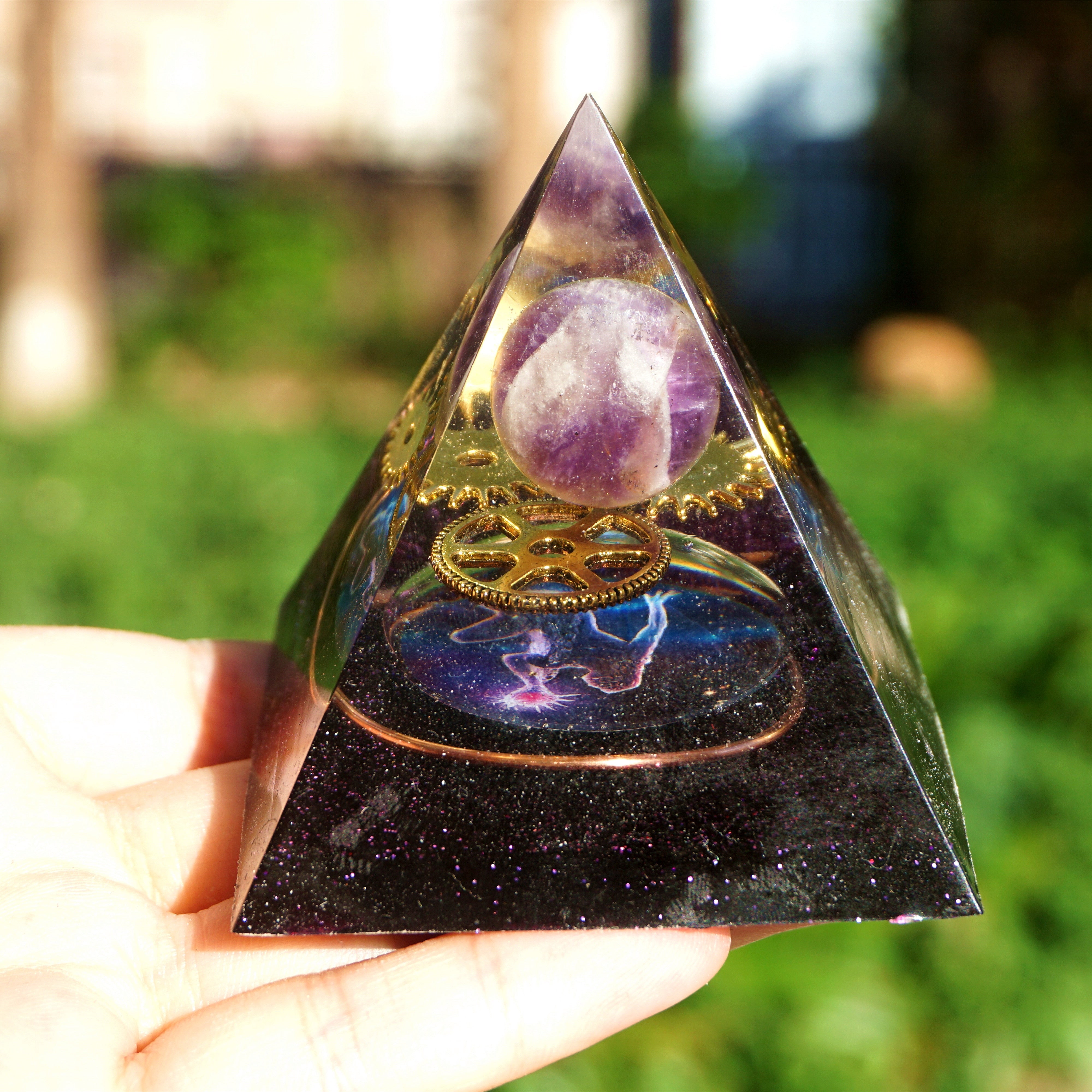 Pyramide d'orgone en cristal d'améthyste faite à la main