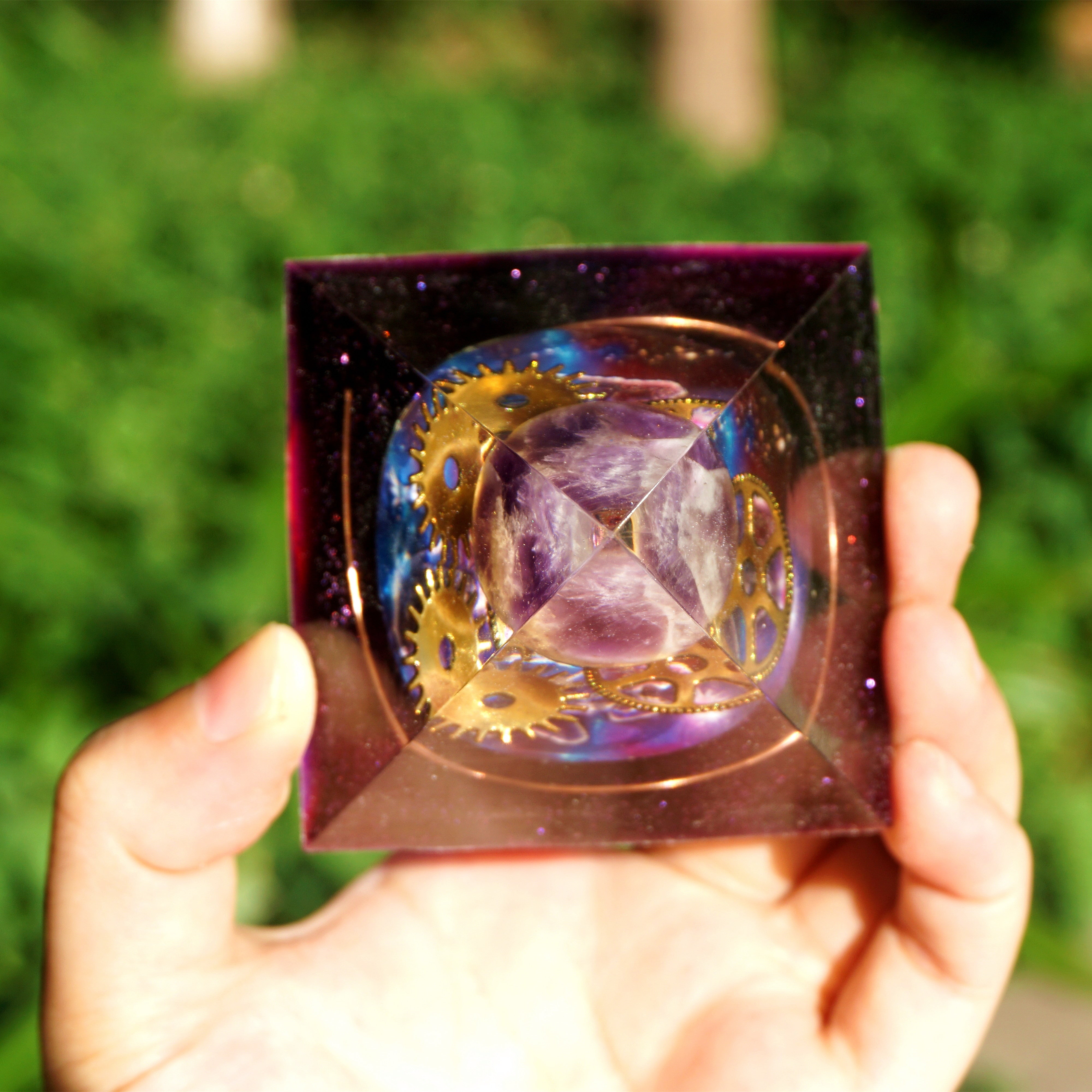 Pyramide d'orgone en cristal d'améthyste faite à la main