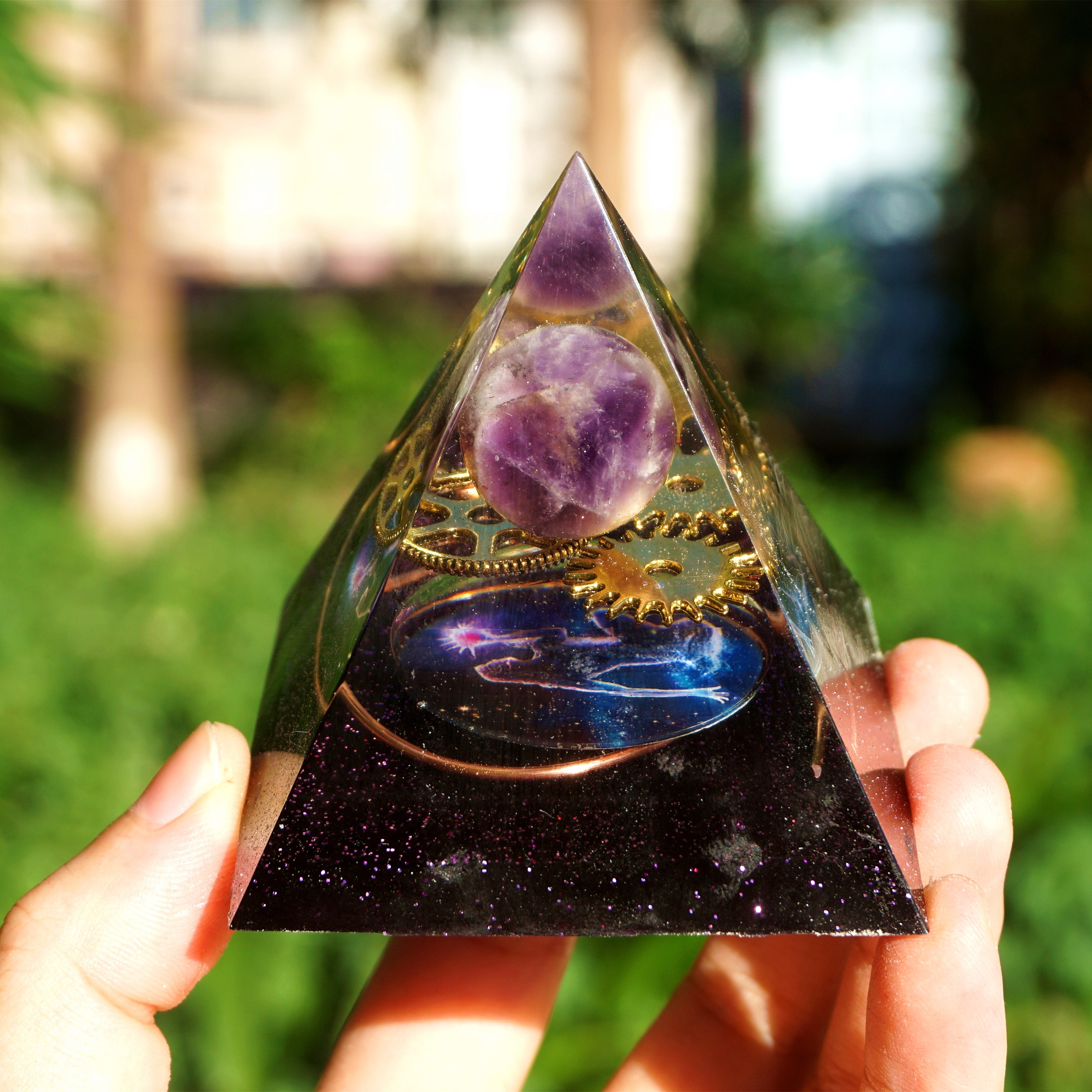 Pyramide d'orgone en cristal d'améthyste faite à la main
