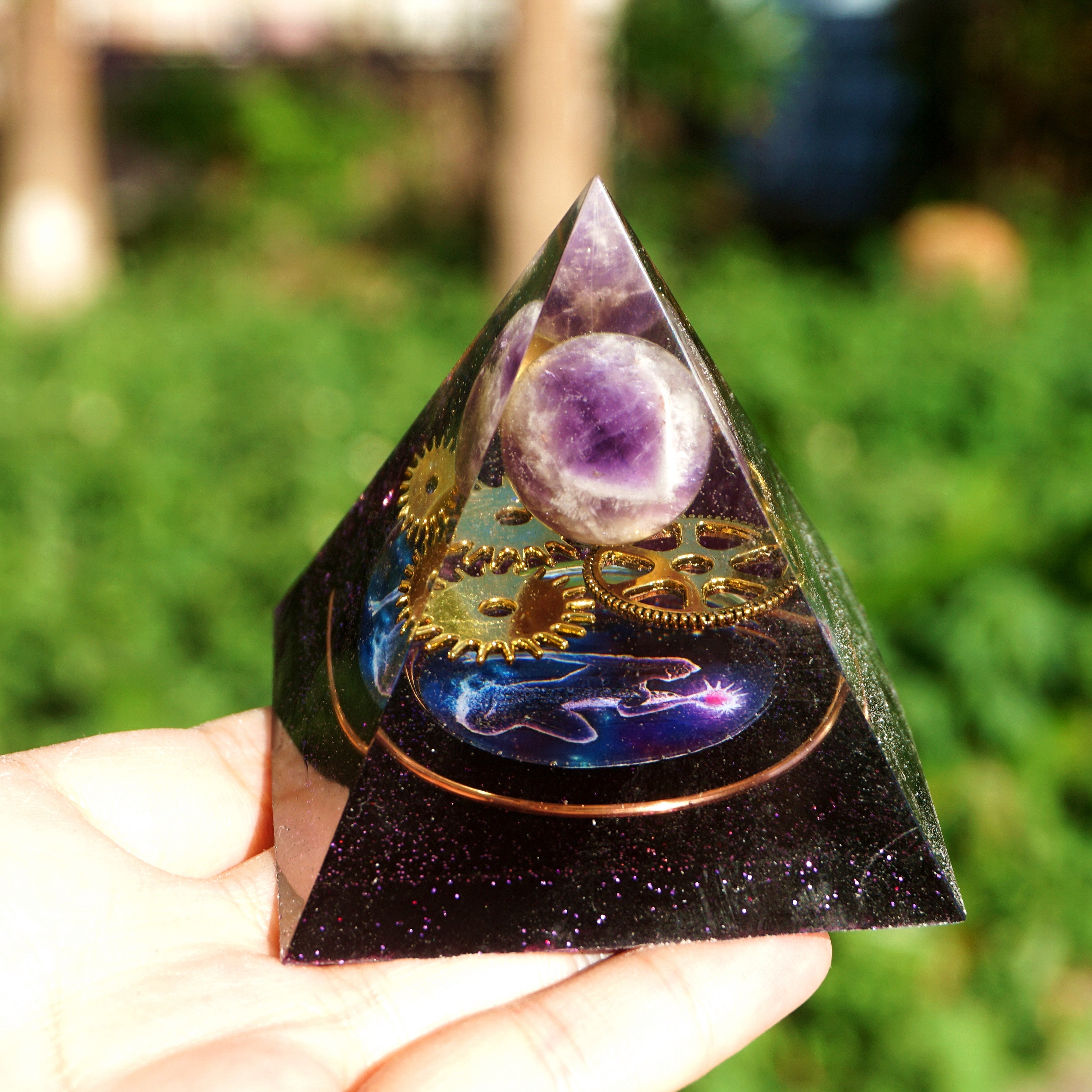Pyramide d'orgone en cristal d'améthyste faite à la main