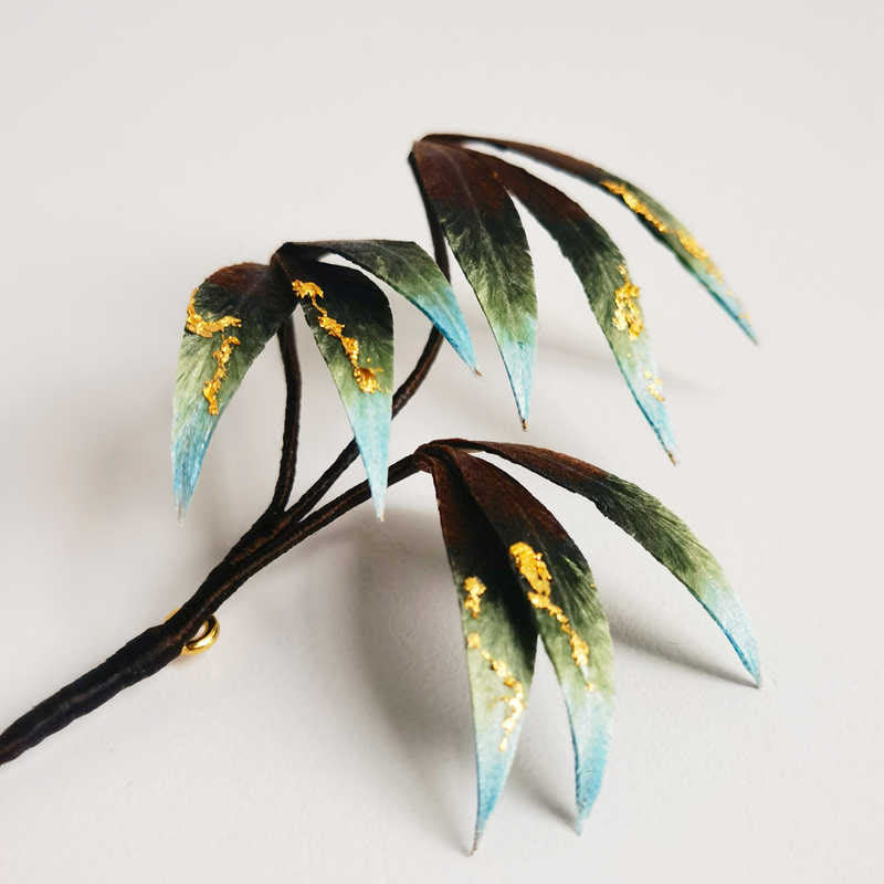 Broche fleur en velours faite à la main avec des feuilles de bambou
