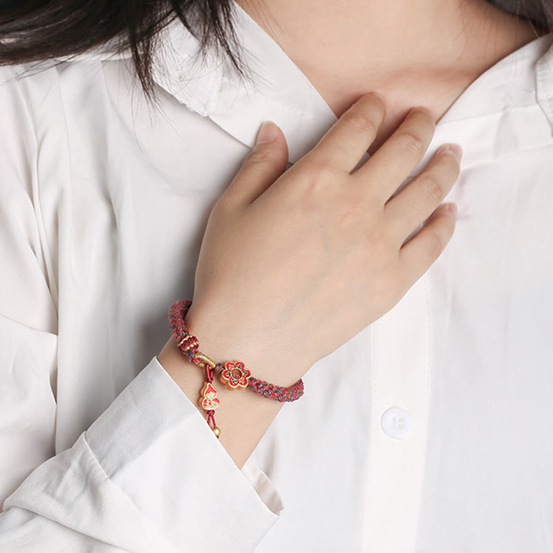 Bracelet de protection en fil rouge fait main avec fleur de courge colorée