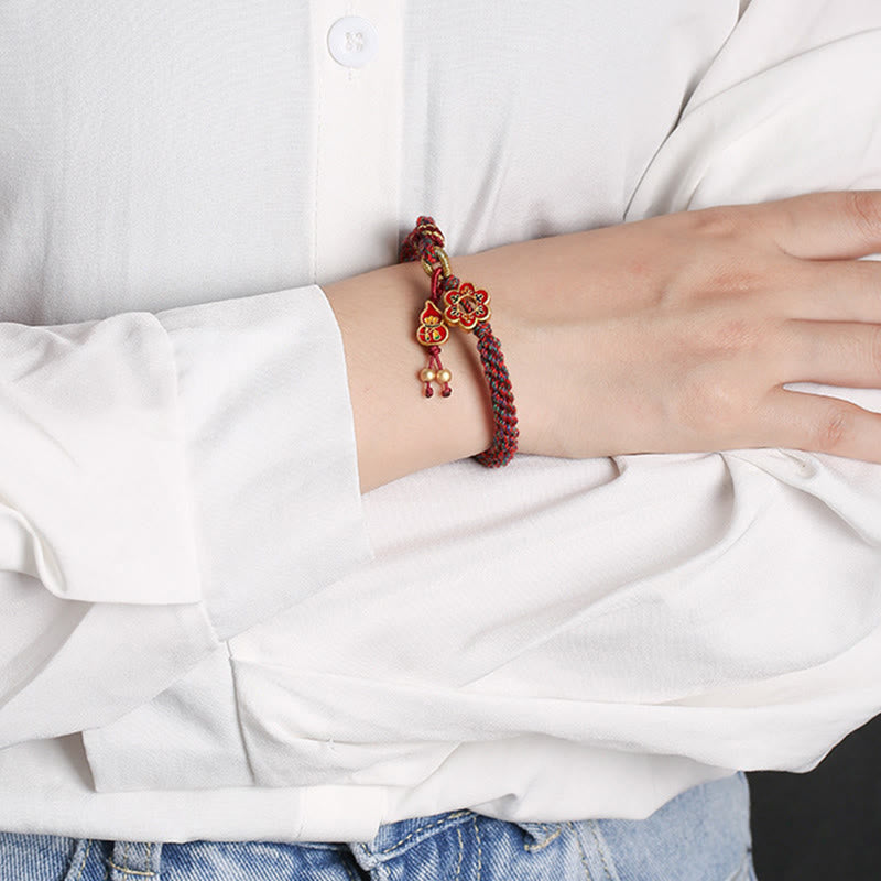 Bracelet de protection en fil rouge fait main avec fleur de courge colorée