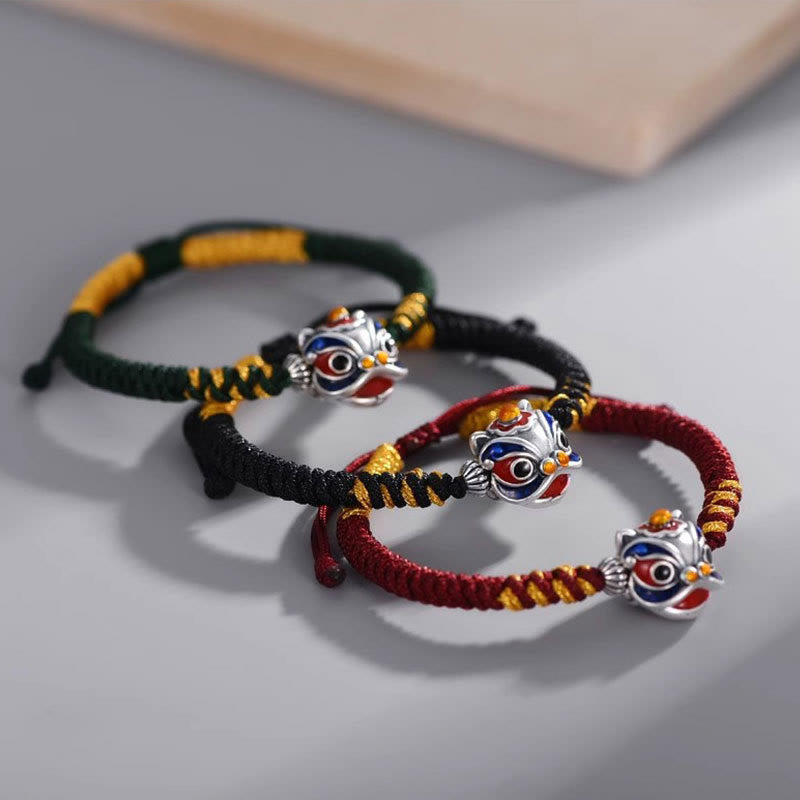 Bracelet de protection en fil rouge fait main avec lion dansant