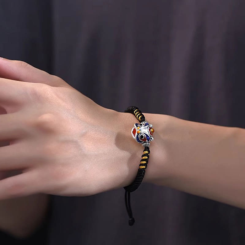 Bracelet de protection en fil rouge fait main avec lion dansant
