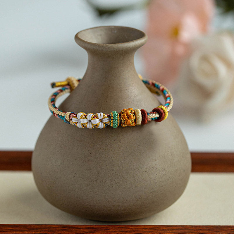 Bracelet en fil rouge à motif de fleurs de pêcher Dunhuang fait main