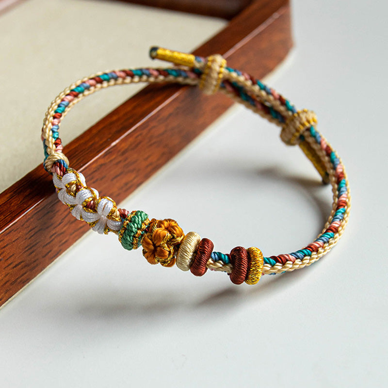 Bracelet en fil rouge à motif de fleurs de pêcher Dunhuang fait main
