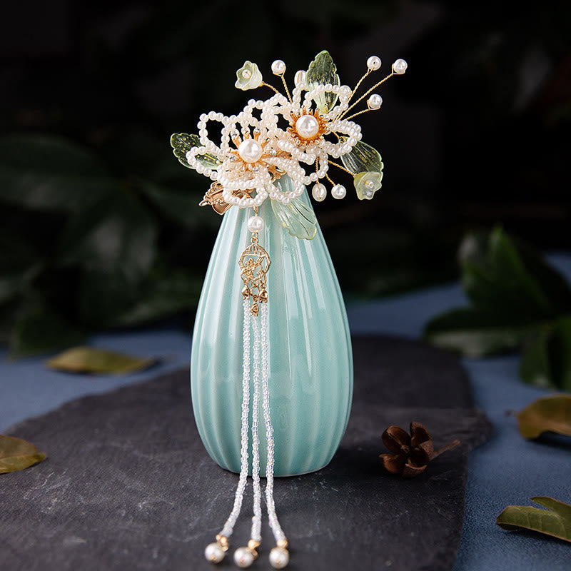 Pince à cheveux faite à la main avec pompon et perles et feuilles