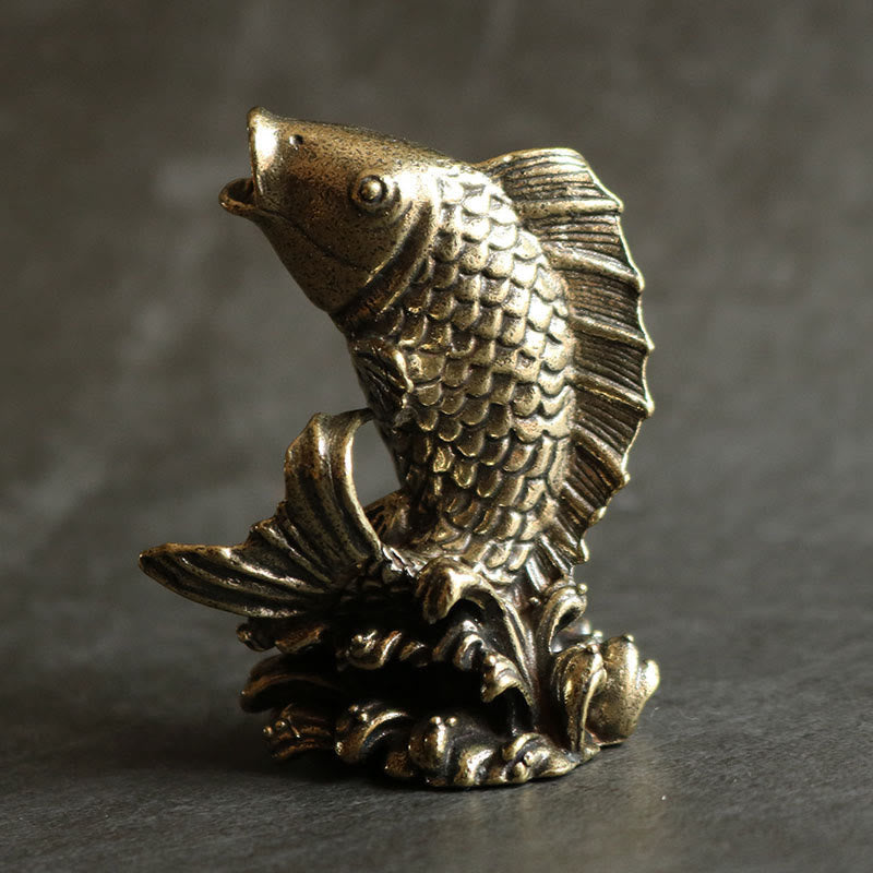 Décoration en cuivre faite à la main en forme de poisson koï pour la chance et la prospérité