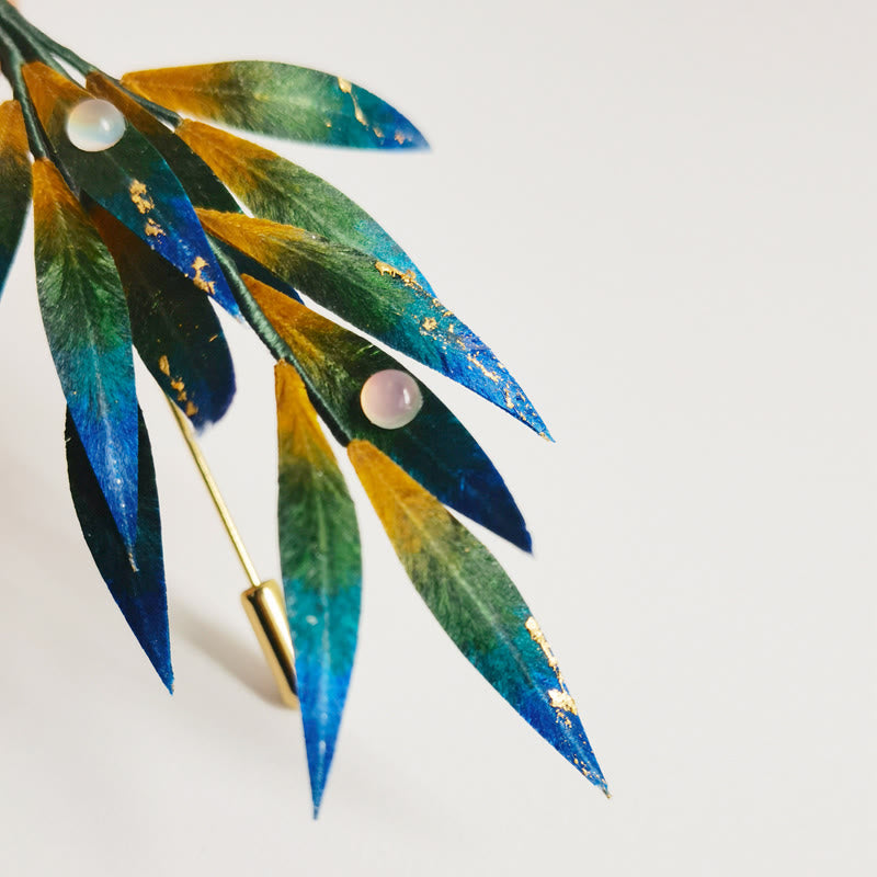 Broche en soie de mûrier faite à la main en vert, jaune et bleu