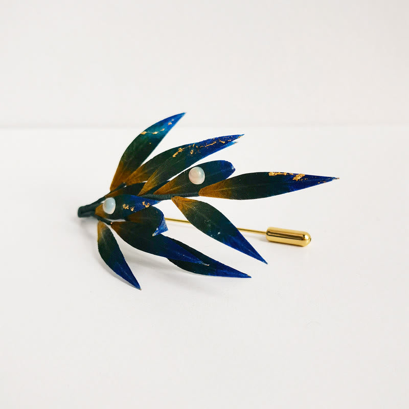 Broche en soie de mûrier faite à la main en vert, jaune et bleu