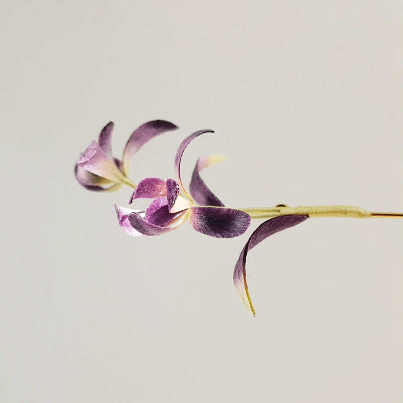 Broche en soie de mûrier faite à la main en forme de fleur d'orchidée pour une élégance spirituelle