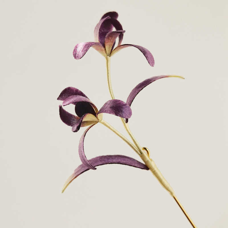 Broche en soie de mûrier faite à la main en forme de fleur d'orchidée pour une élégance spirituelle