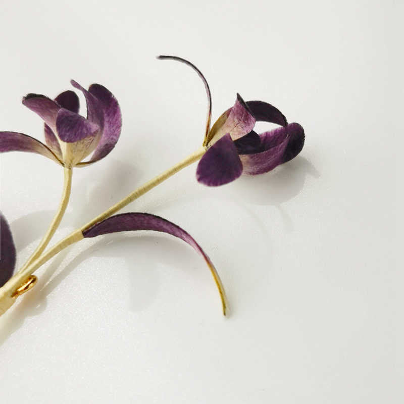 Broche en soie de mûrier faite à la main en forme de fleur d'orchidée pour une élégance spirituelle