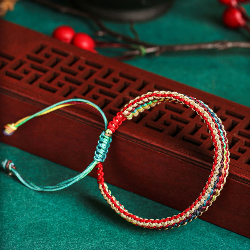 Bracelet en fil rouge multicolore fait main pour la protection et la chance